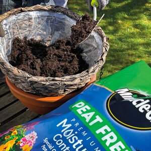 Miracle Gro Moisture Control Compost Peat Free - image 2
